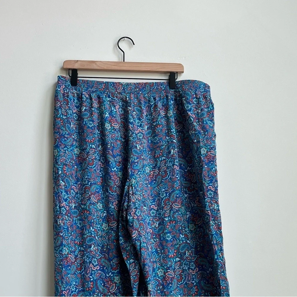Women’s pants J Jill Silky-Soft Full-Leg Crops small Paisley Floral Beach